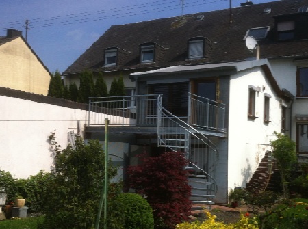 Stahlbalkon mit Anbindung zum Garten Stahlbalkon mit Anbindung zum Garten